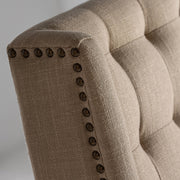 A koloniál stílusú bárszék háttámla részlete.