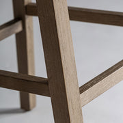 A koloniál stílusú bárszék fenyőfa lábának részlete.