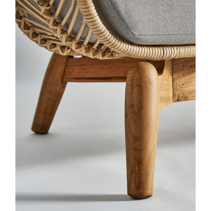 Kortárs stílusú, mahagónifából és rattanból készült, egyedi formatervezésű, kézműves dizájn kanapé ülő- és hátpárnákkal.