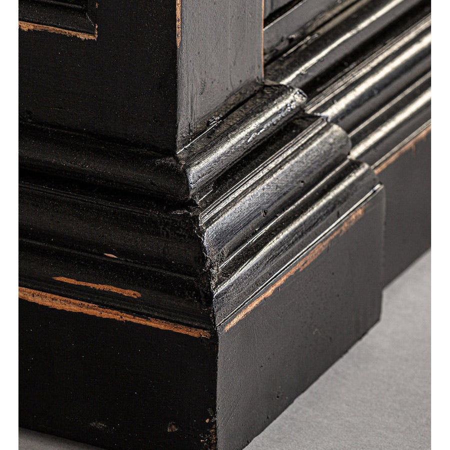 Gyarmati stílusú, szilfából készült, antikolt fekete színű, dekoratív faragásokkal díszített tálaló natúr színű fedlappal.