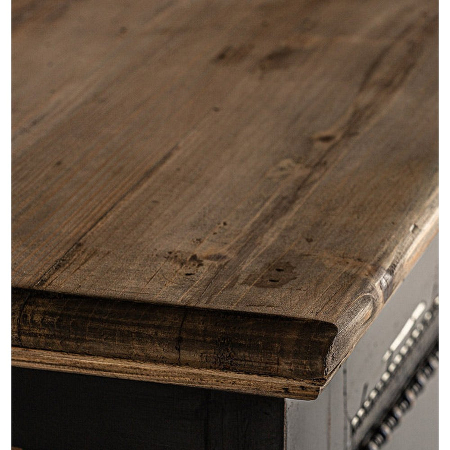 Gyarmati stílusú, szilfából készült, antikolt fekete színű, dekoratív faragásokkal díszített tálaló natúr színű fedlappal.