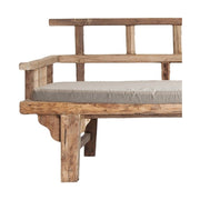 Prémium kategóriás, mediterrán illetve törzsi stílusú, háttámlás pad újrahasznált teakfából, ülőpárnával. A bútorra a rusztikus formavilág jellező.