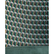 Kortárs stílusú, kaucsukfából készült, formatervezett art deco bársony karosszék. Zöld, okker és ezüstszínű mintás bársonnyal a háttámláján.