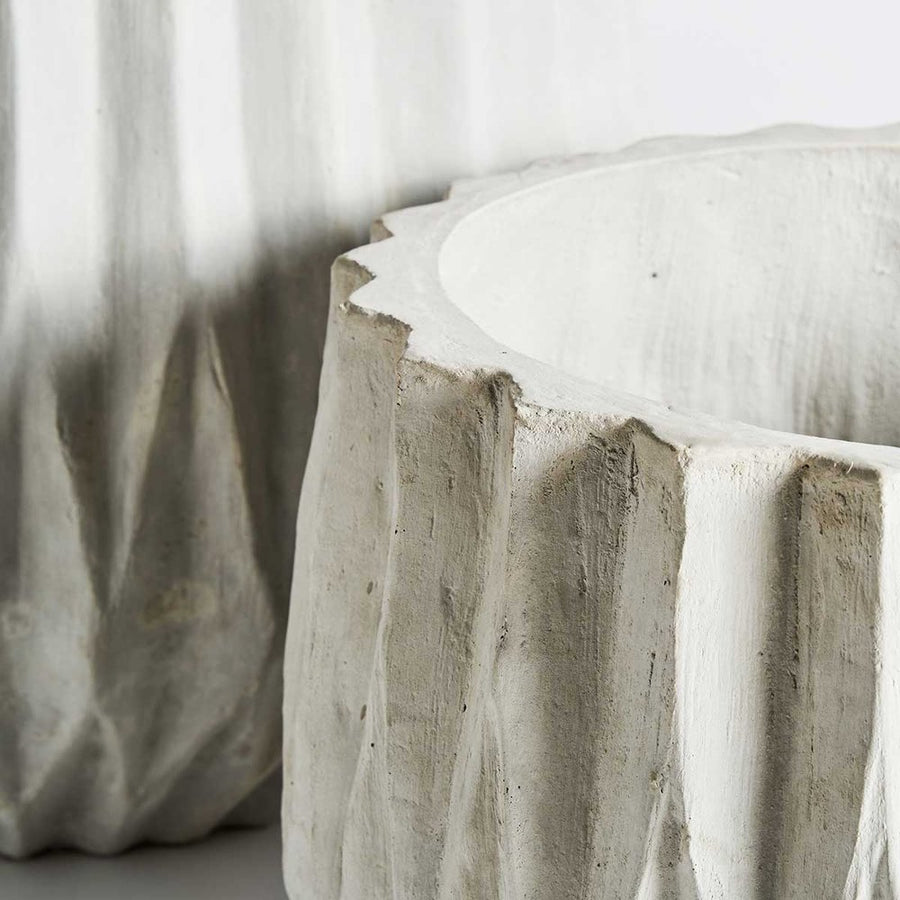 2 db-os kortárs stílusú, fehér színű, kézműves kerámia kaspó részlete.