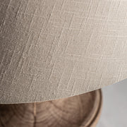 A provanszi stílusú asztali lámpa natúr színű pamput lámpaernyőjének részlete.