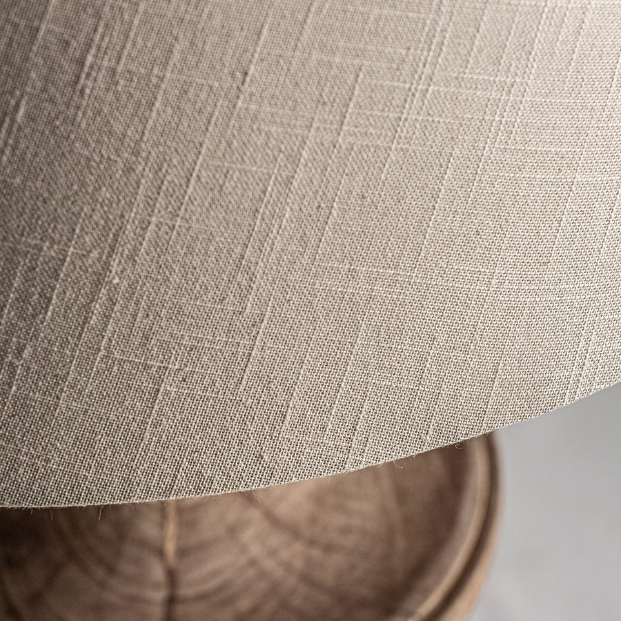 A provanszi stílusú asztali lámpa natúr színű pamput lámpaernyőjének részlete.