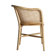 Koloniál stílusú, natúr színű nyírfából és rattanból készült karfás étkezőszék.