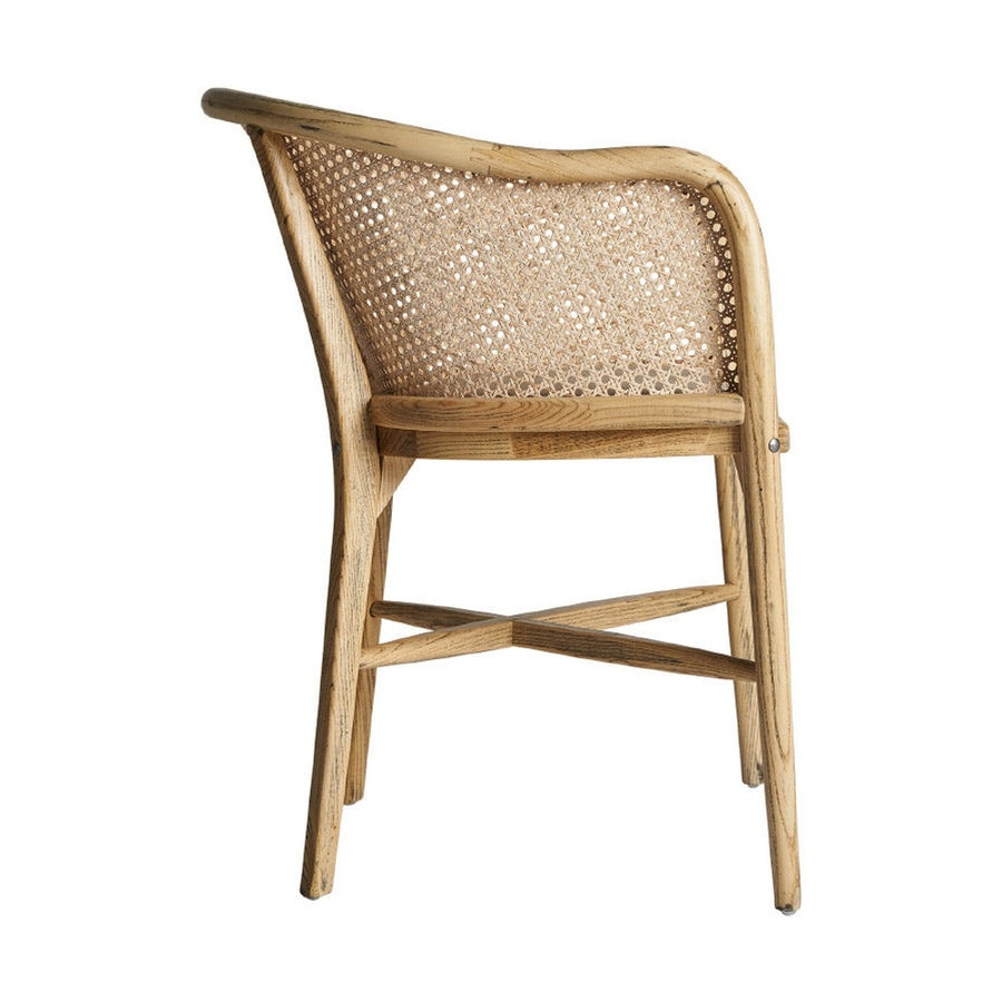 Koloniál stílusú, natúr színű nyírfából és rattanból készült karfás étkezőszék.