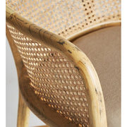 Koloniál stílusú, natúr színű nyírfából és rattanból készült étkezőszék karfa részlete.