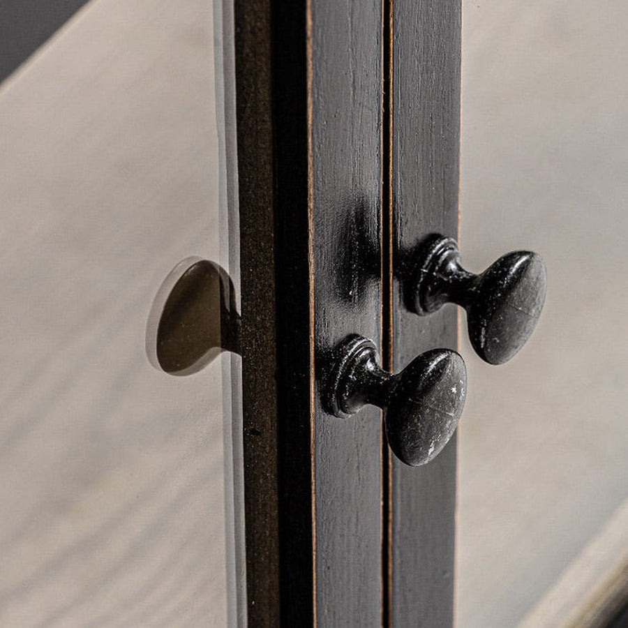 Loft stílusú, újrahasznosított fenyőfából készült kombinálható, moduláris vitrines szekrény szekrénymodul kiegészítő terméke. Fekete és natúr színű.