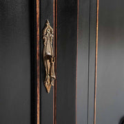 Koloniál stílusú, mangófából készült, fekete színű tálalókomód bronz fogantyúja.