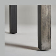 Ipari stílusú, mangófából és fémből készült étkezőasztal láb részlete.