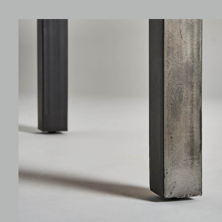 Ipari stílusú, mangófából és fémből készült étkezőasztal láb részlete.