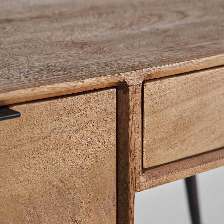 Loft stílusú, mangófából készült íróasztal fekete színű fém lábakon.