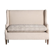 Koloniál stílusú mangófa kanapé törtfehér kárpitozással.