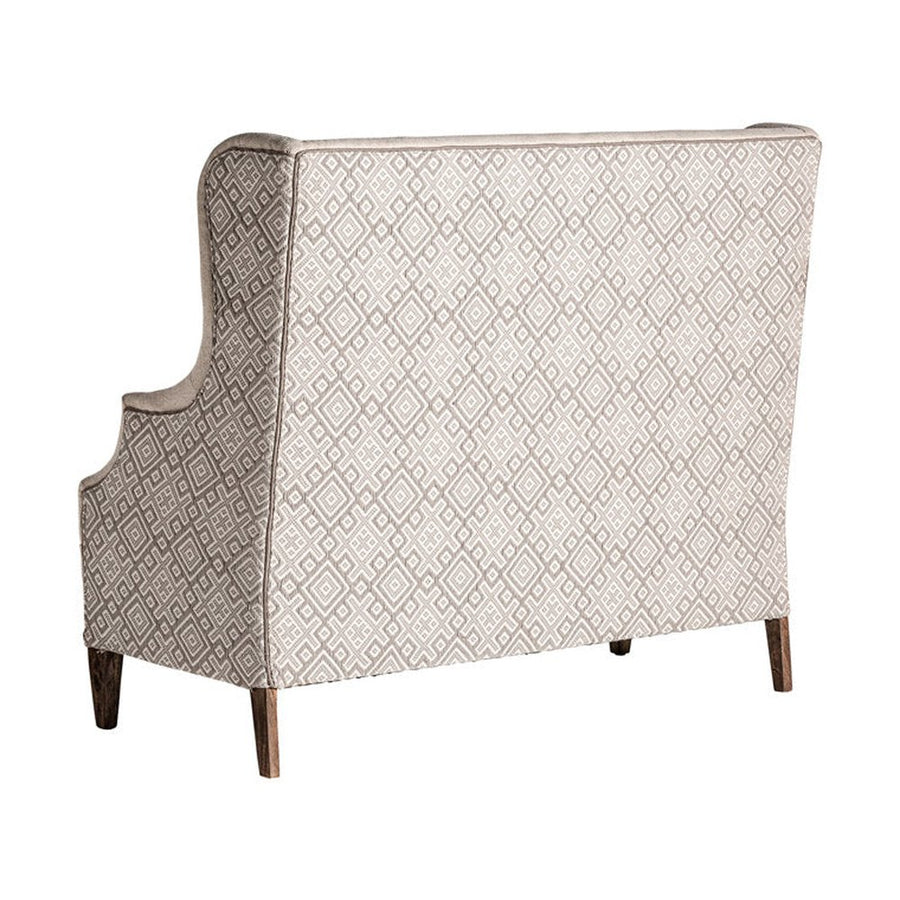 Koloniál stílusú mangófa kanapé törtfehér kárpitozással.