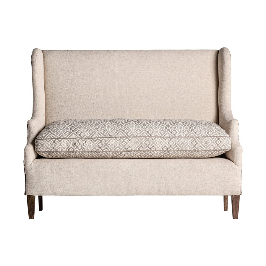 Koloniál stílusú mangófa kanapé törtfehér kárpitozással.