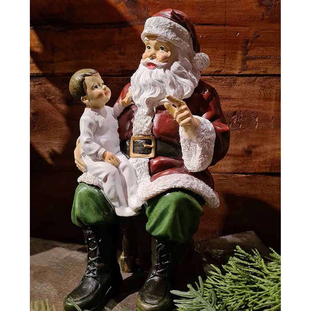 Vintage stílusú, mesét mondó, klasszikus Télapó figura kisfiúval az ölében barna deszka fal előtt