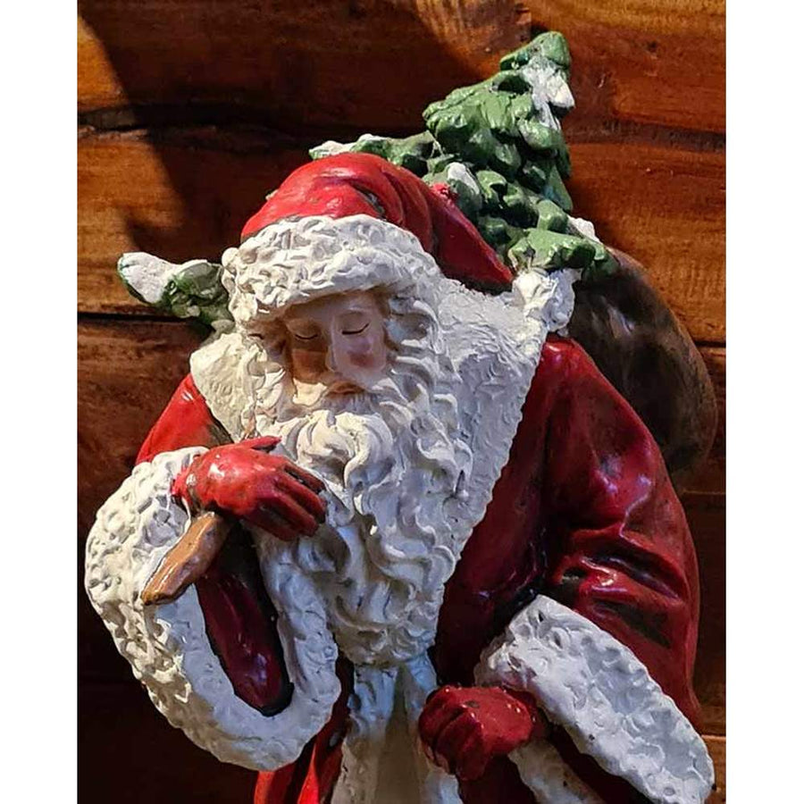 Vintage stílusú, békebeli klasszikus tálapó, mikulás figura bordó kabátban puttonnyal a hátán közeli képe deszkafal előtt