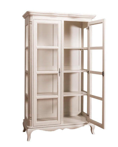 Kétosztatú, shabby chic stílusú, antikolt fehér színű vitrin szekrény.
