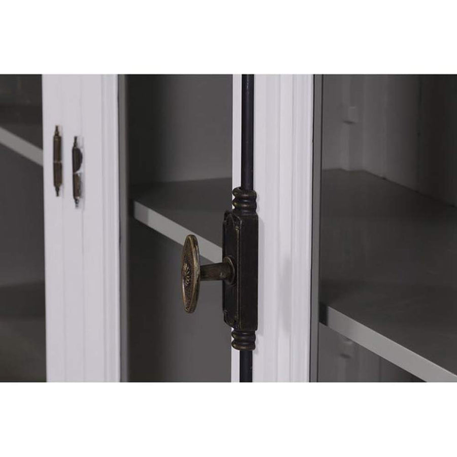 Közelkép a szekrényt nyitó díszes fémkilincsről