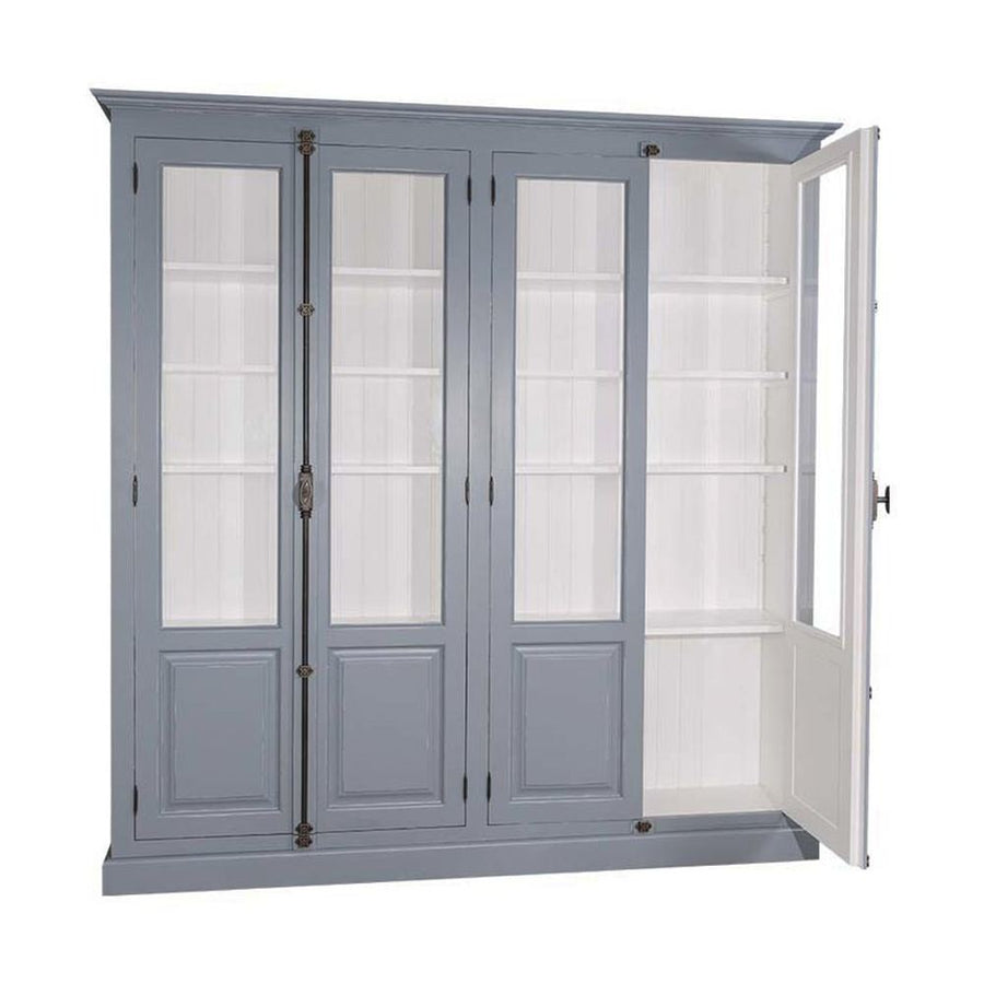 Impozáns fenyőfa könyvszekrény, két darab kétszárnyú ajtóval, melyek mindegyike kétharmad részt üvegezett. A bútor külső színe szürkéskék, belül fehér.