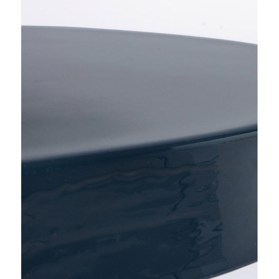 Kortárs stílusú, sötétkék-arany színű, zománcozott acélból készült kisasztal.