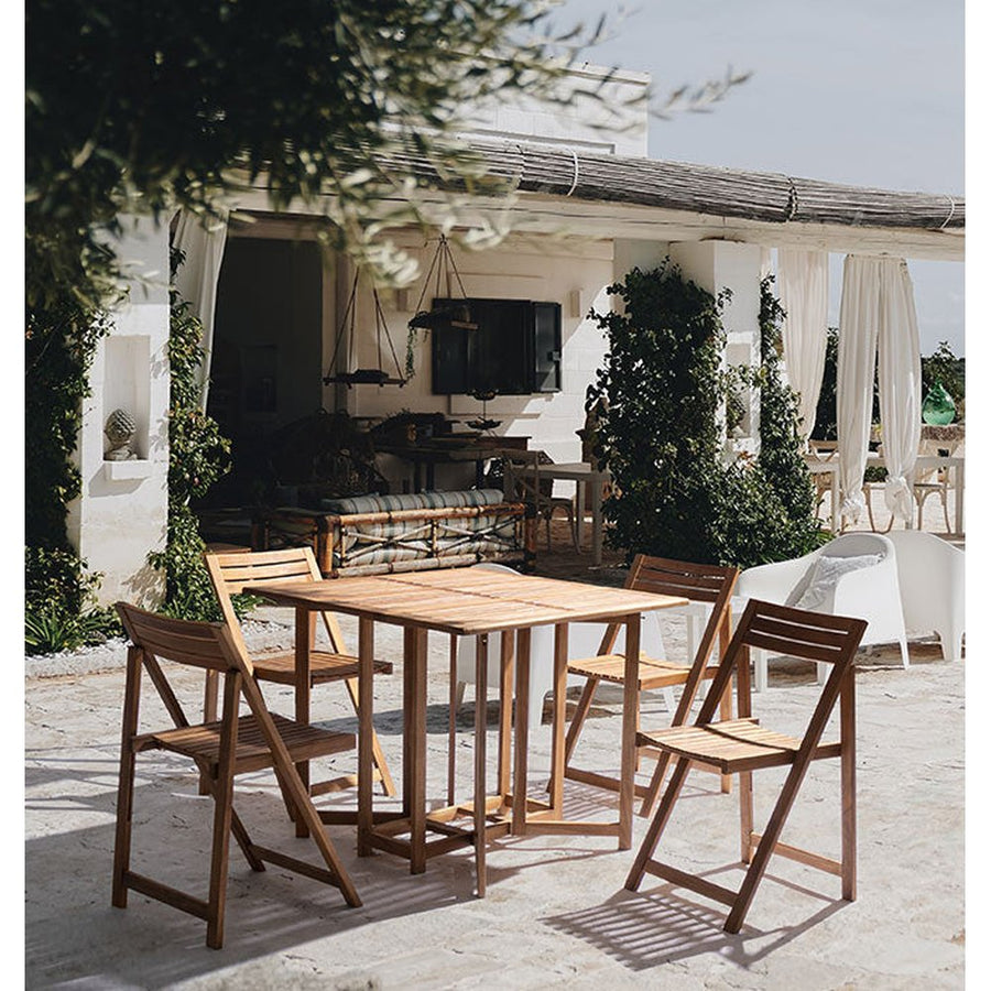 Akácfából készült, változtatható szélességű kerti asztal négy darab székkel.