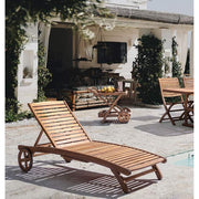 Akácfából készült, 195 cm hosszú, kerekes kialakítású, dönthető háttámlájú, kerti napozóágy.