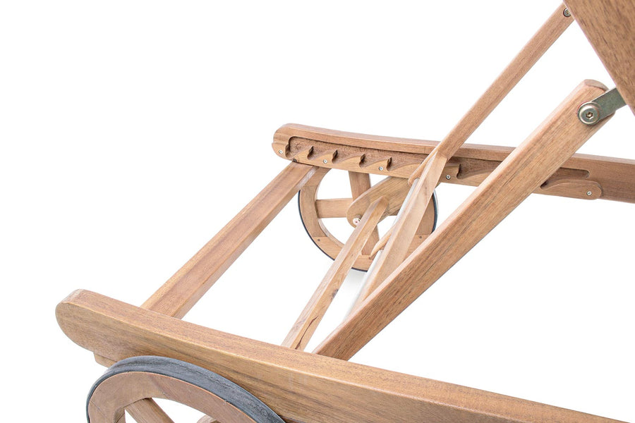 Akácfából készült, 195 cm hosszú, kerekes kialakítású, dönthető háttámlájú, kerti napozóágy.