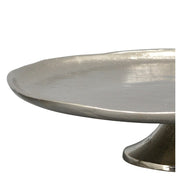 Amorf szélű, kör formájú ezüst színű fém peremestálca