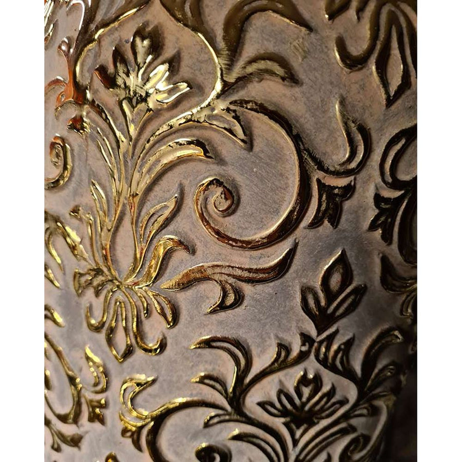 Aranyszínű barokk dombormintával díszített, modern, glamour stílusú kerámia kaspó.