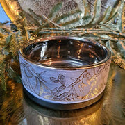 Aranyszínű dombormintával díszített, modern, glamour stílusú kerámia arany tál, aranyszínű fém tálcán