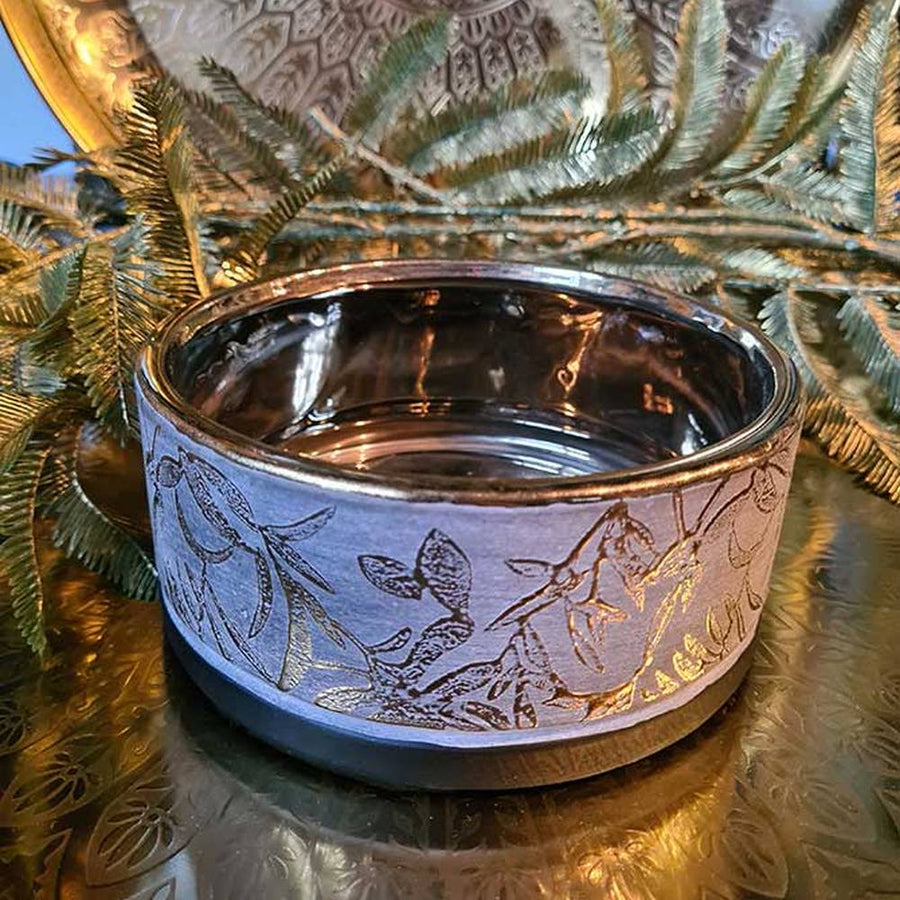 Aranyszínű dombormintával díszített, modern, glamour stílusú kerámia arany tál, aranyszínű fém tálcán