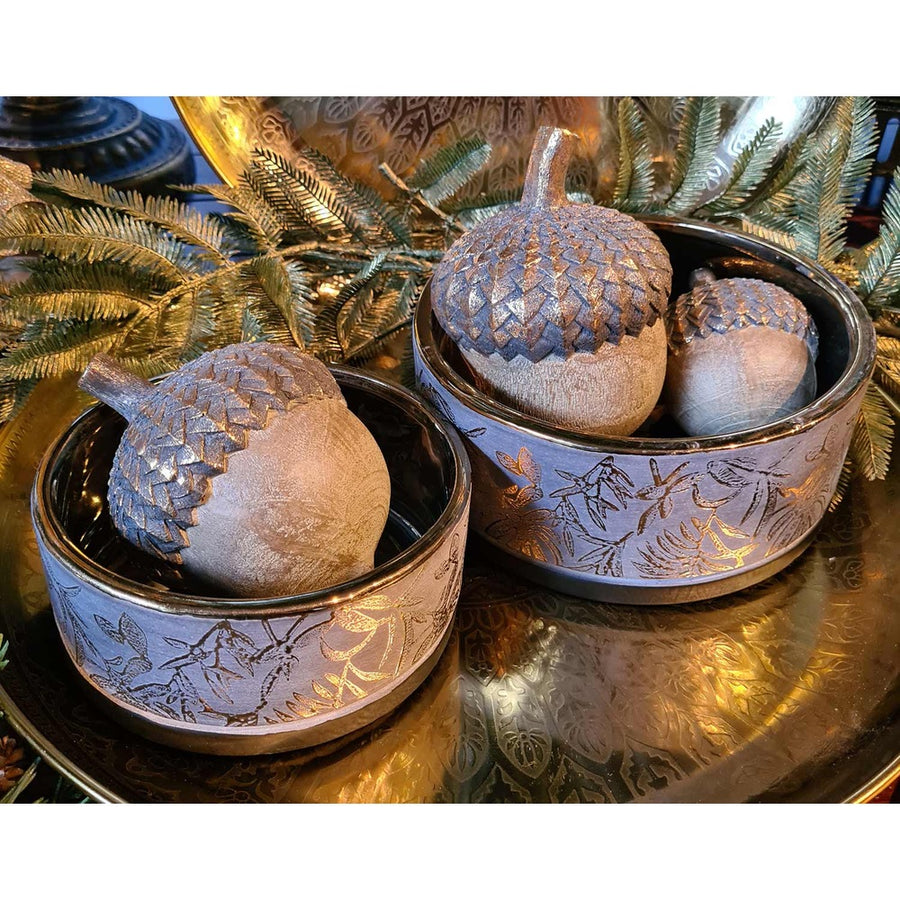 2 féle méretű, aranyszínű dombormintával díszített, modern, glamour stílusú kerámia arany tálak aranyszínű makkokkal, fém tálcán..