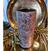 Aranyszínű dombormintával díszített, modern, glamour stílusú kerámia arany váza., aranyszínű fém tálcán.