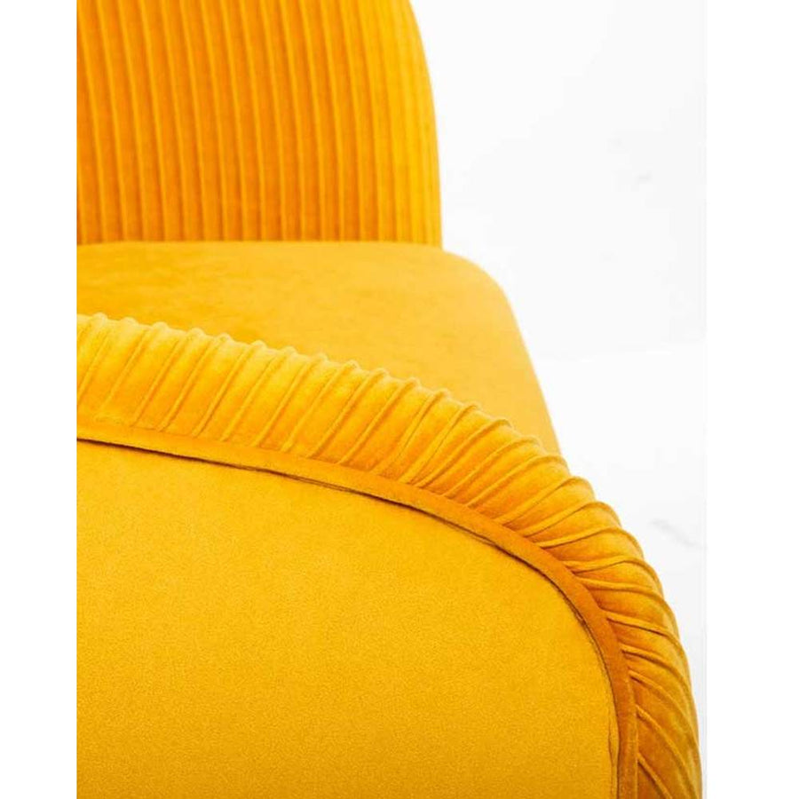 Art Deco stílusú, napsárga színű bársonnyal kárpitozott fotel, arany színű fém lábakkal