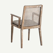 Art Deco stílusjegyeket mutató, kőrisfából és rattanból készült kortárs karosszék, bézs színű vászonnal kárpitozott ülőfelülettel.