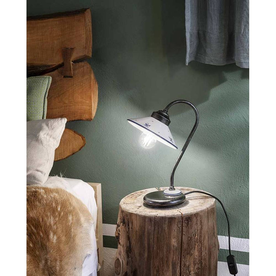 Mázas kerámiából és fémből készült kézműves asztali lámpa.