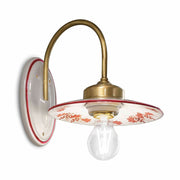 Festett motívumokkal díszített, mázas kerámiából és fémből készült kézműves falilámpa.