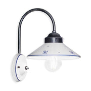 Festett motívumokkal díszített, mázas kerámiából és fémből készült kézműves falilámpa.