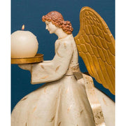 Avignoni angyal figura gyertyatartóval.