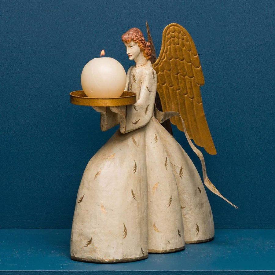 Avignoni angyal figura gyertyatartóval.