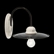 Vidéki stílusú, fekete színű mázas fémből és fehér színű mázas kerámiából készült, kézműves falilámpa.