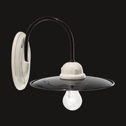 Vidéki stílusú, fekete színű mázas fémből és fehér színű mázas kerámiából készült, kézműves falilámpa.