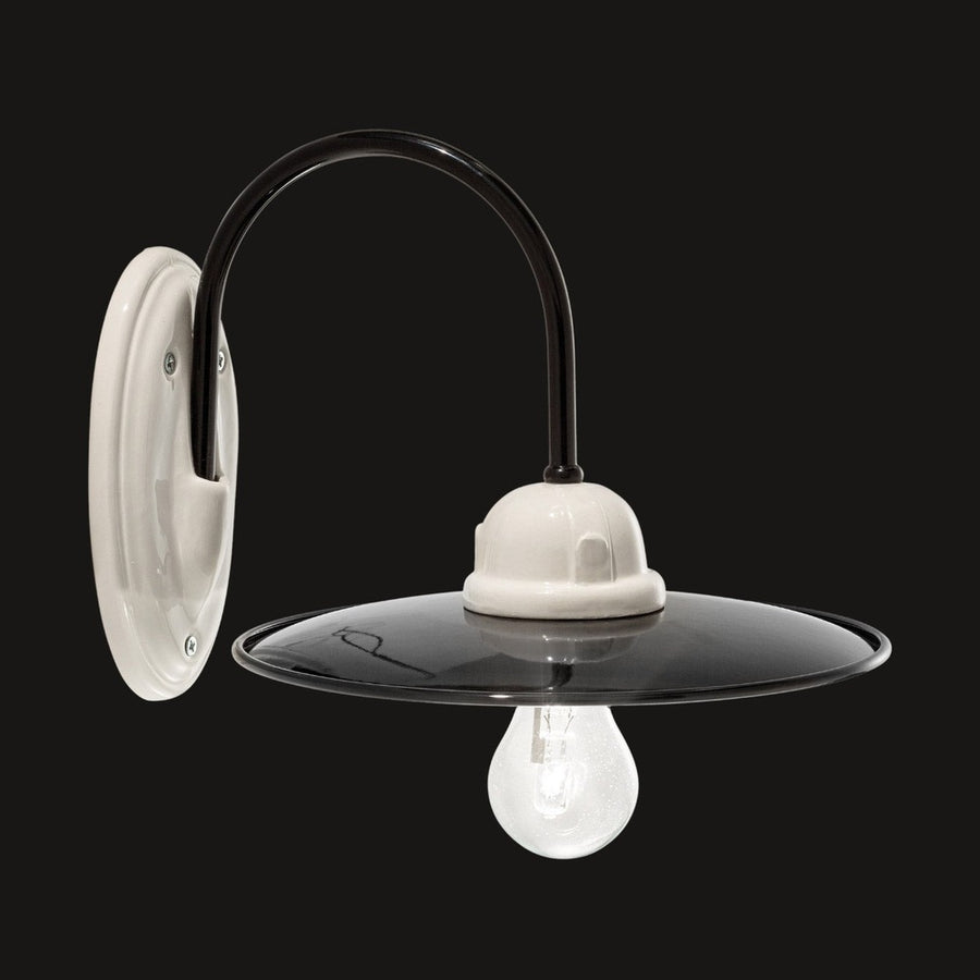 Vidéki stílusú, fekete színű mázas fémből és fehér színű mázas kerámiából készült, kézműves falilámpa.