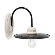 Vidéki stílusú, fekete színű mázas fémből és fehér színű mázas kerámiából készült, kézműves  falilámpa.