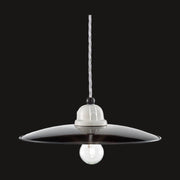 Vidéki stílusú, fekete színű mázas fémből és fehér színű mázas kerámiából készült, textilburkolatú vezetékkel kialakított, kézműves függeszték lámpa.