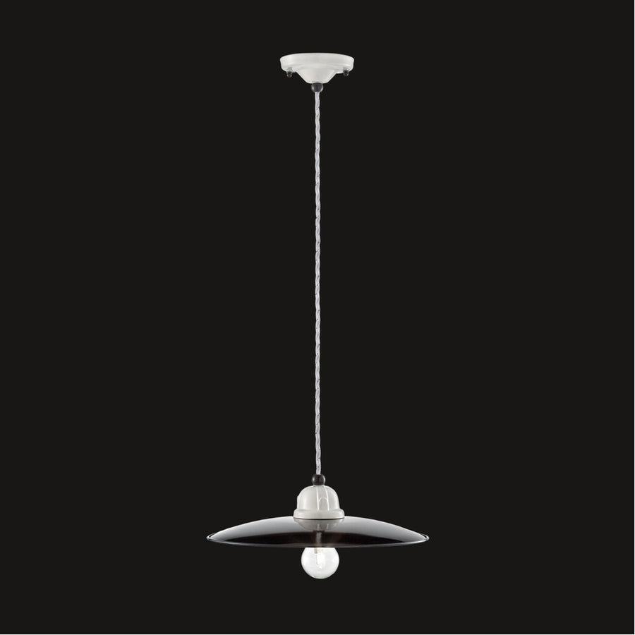 Vidéki stílusú, fekete színű mázas fémből és fehér színű mázas kerámiából készült, textilburkolatú vezetékkel kialakított, kézműves függeszték lámpa.