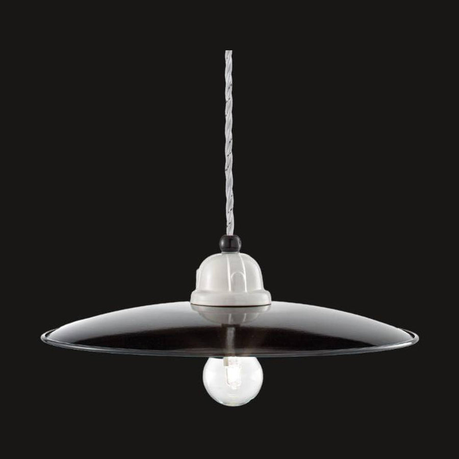 Vidéki stílusú, fekete színű mázas fémből és fehér színű mázas kerámiából készült, textilburkolatú vezetékkel kialakított, kézműves függeszték lámpa.